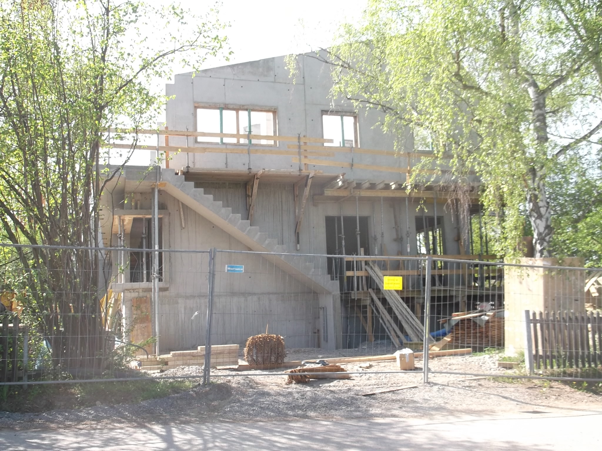 Rohbau der Kindertagesstätte — Betonschale mit Aussentreppe und Gerüst