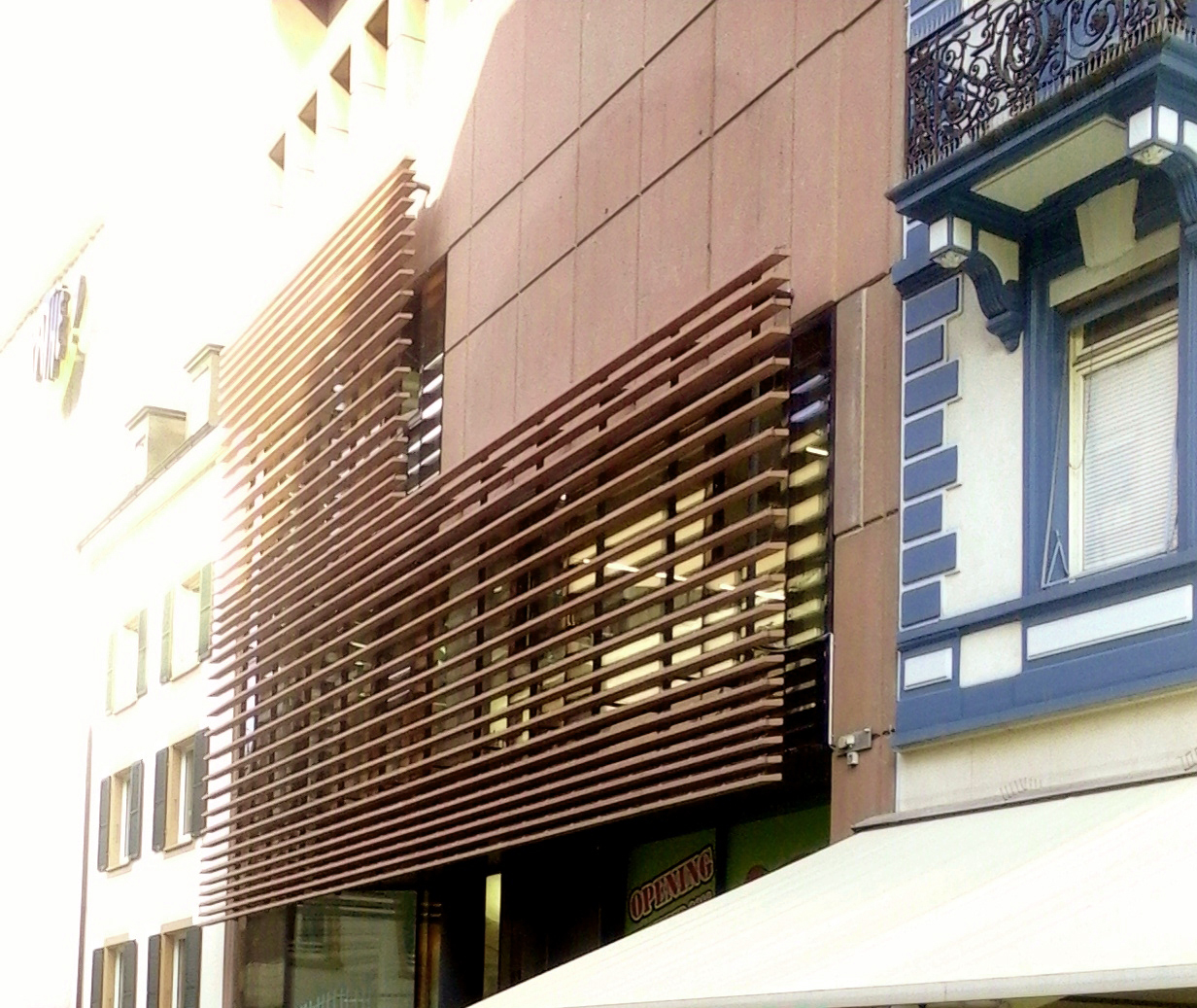 Kino Eldorado Basel — realisierte Betonlamellen-Fassade, Gesamtansicht von Osten