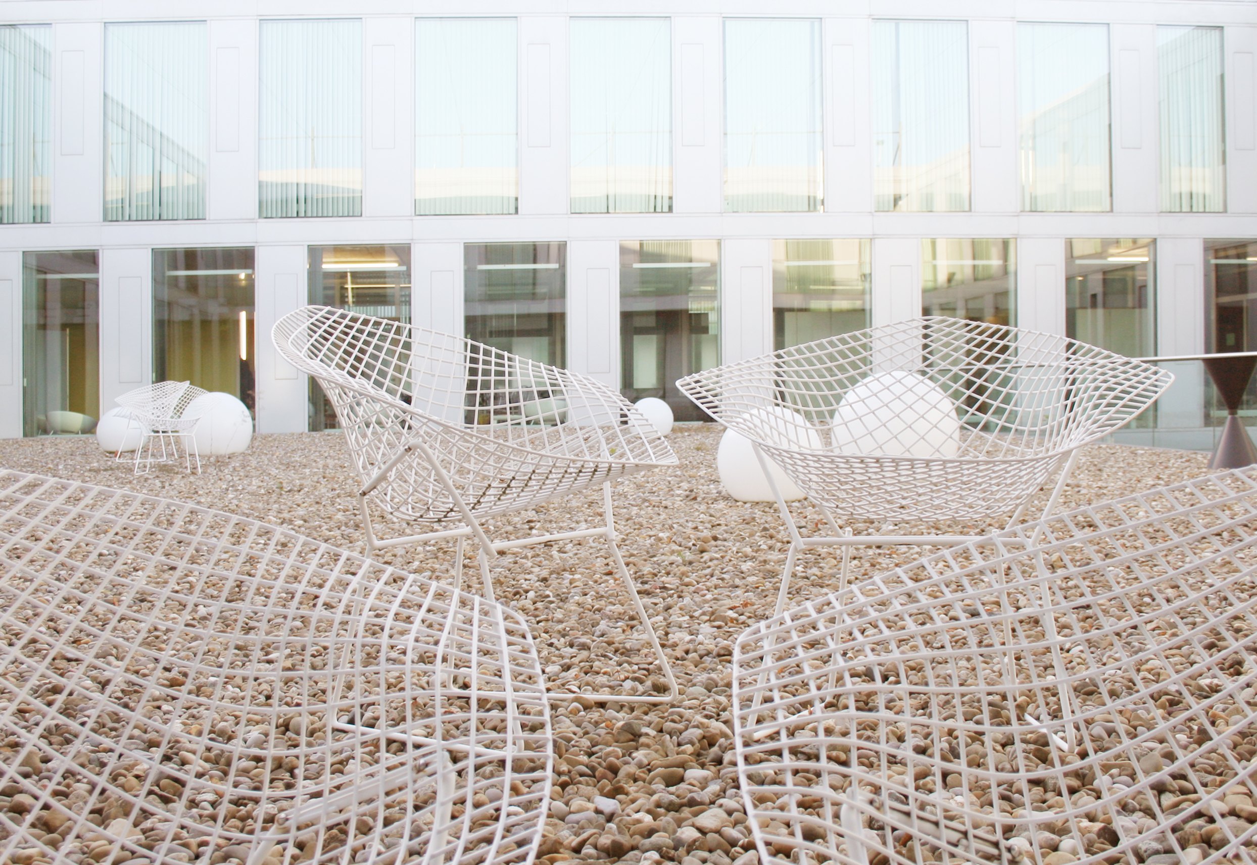Dachterrasse mit Bertoia-Stühlen