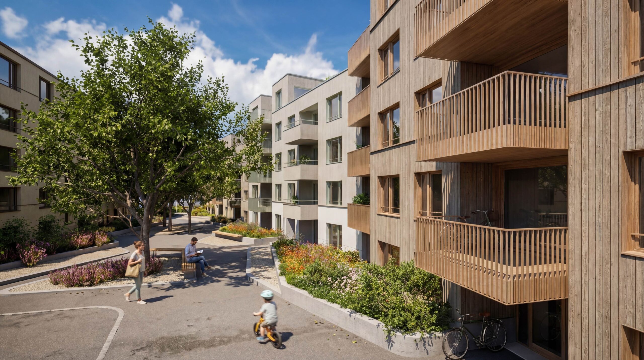 Blick durch die Wohngasse — Kind auf dem Velo, Holzbalkone, Bäume und belebter Quartiersraum